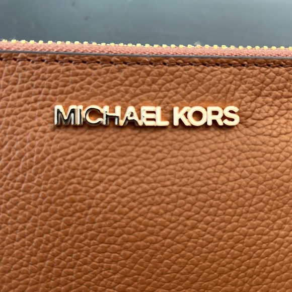 NWT Michael Kors Zip Clutch Wristlet - Picture 13 of 13